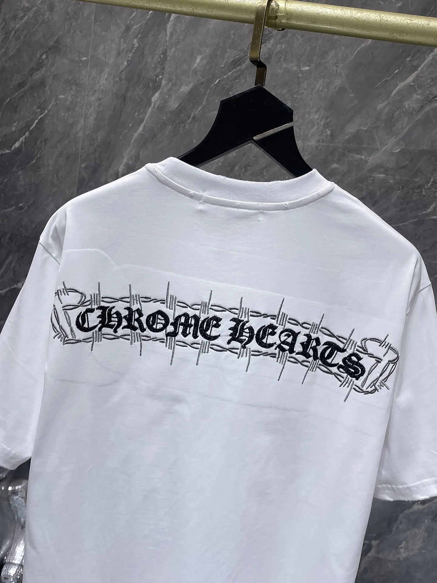 P166 New Chrome Hearts 25ss for summer. High gram weight, environmentally friendly and high-quality top-grade fabric. 280g. Heavy-duty horseshoe roller frayed embroidered short sleeves. Counter synchronization. Re-engraved version 1:1. Recommended color: black white. Size: S, M, L, XL.